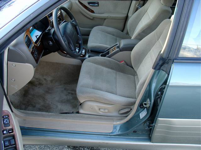 Subaru Outback 2000 photo 2