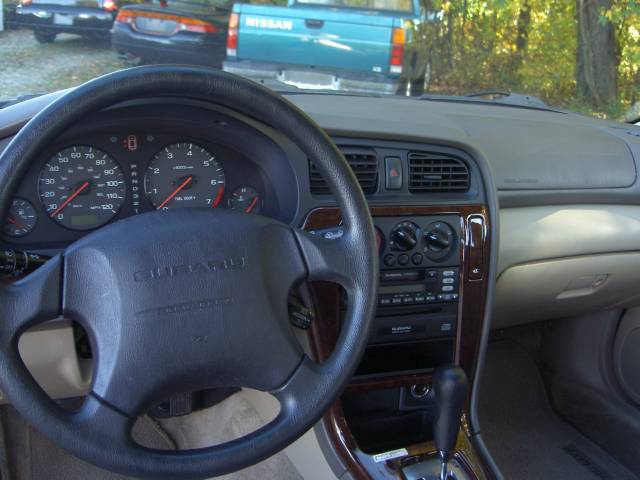 Subaru Outback 2000 photo 2