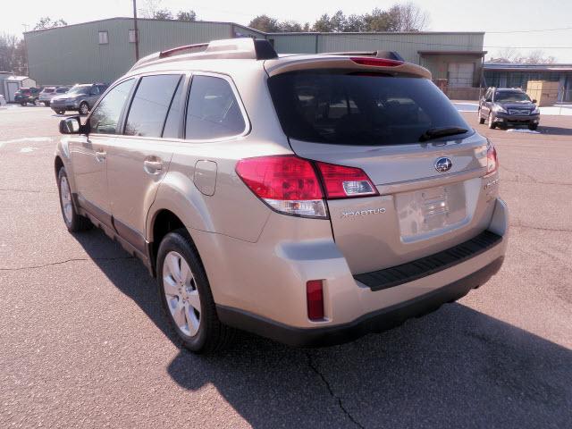 Subaru Outback 2010 photo 2