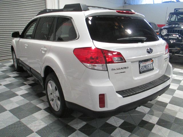 Subaru Outback 2010 photo 2