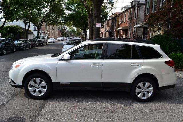 Subaru Outback 2010 photo 1