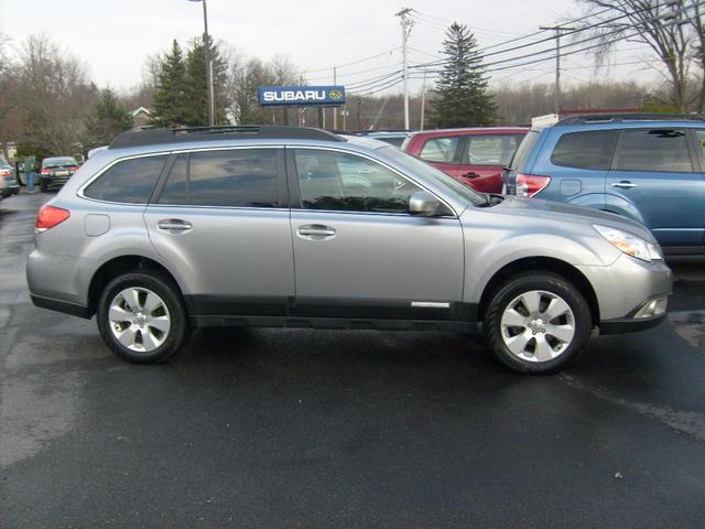 Subaru Outback 2010 photo 2