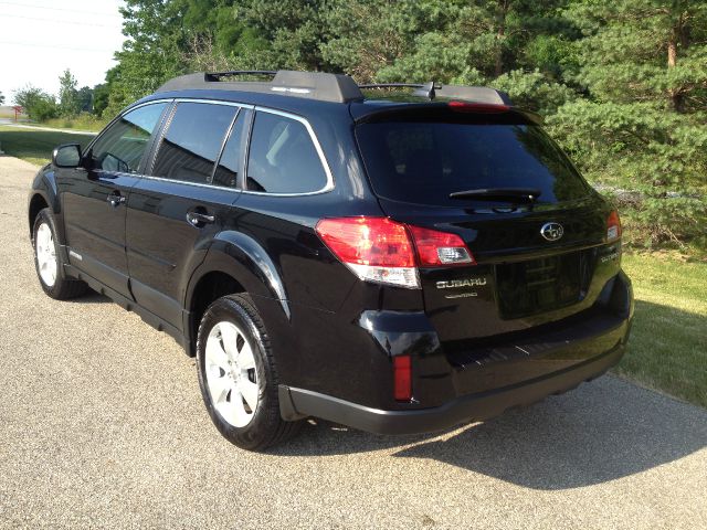 Subaru Outback 2011 photo 2