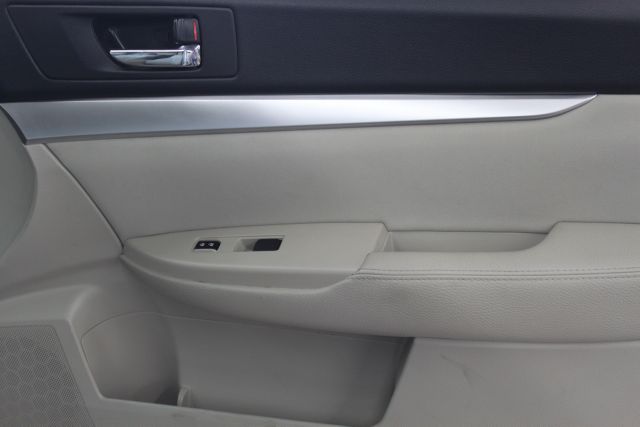 Subaru Outback 2011 photo 13