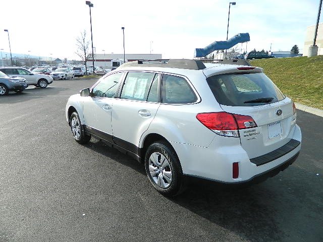 Subaru Outback 2013 photo 2