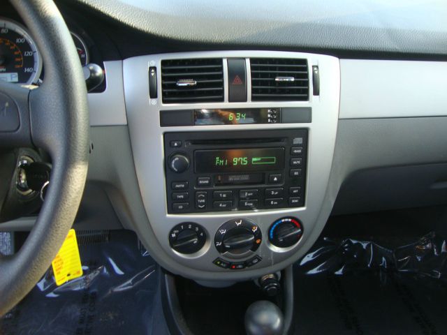 Suzuki Forenza 2004 photo 11