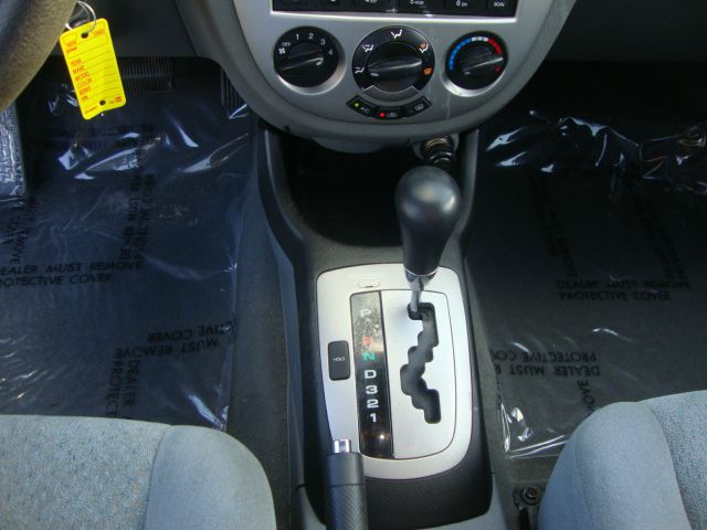 Suzuki Forenza 2004 photo 13