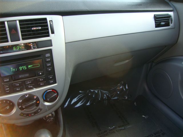 Suzuki Forenza 2004 photo 2