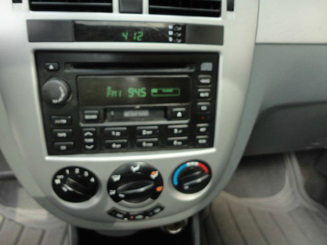 Suzuki Forenza 2004 photo 2