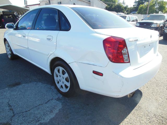 Suzuki Forenza 2005 photo 2