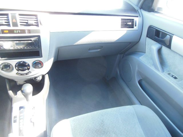 Suzuki Forenza 2005 photo 9