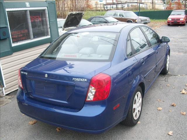 Suzuki Forenza 2005 photo 2