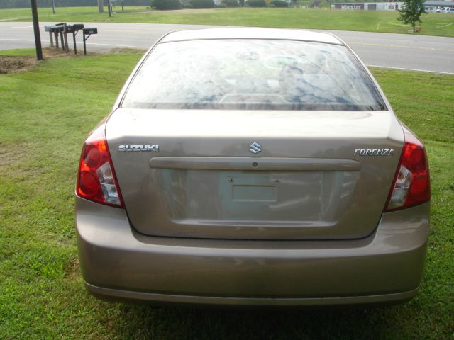 Suzuki Forenza 2006 photo 4