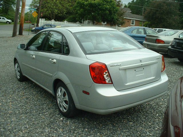 Suzuki Forenza 2006 photo 1