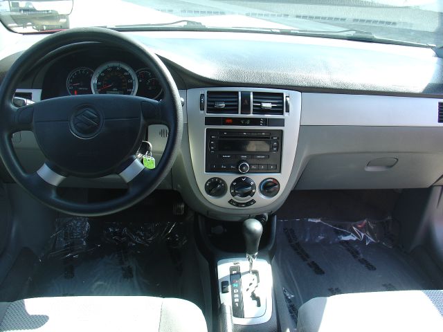 Suzuki Forenza 2006 photo 2