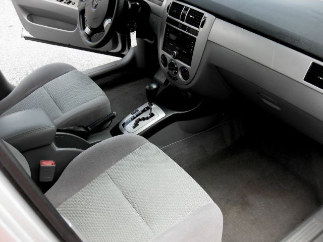 Suzuki Forenza 2006 photo 9