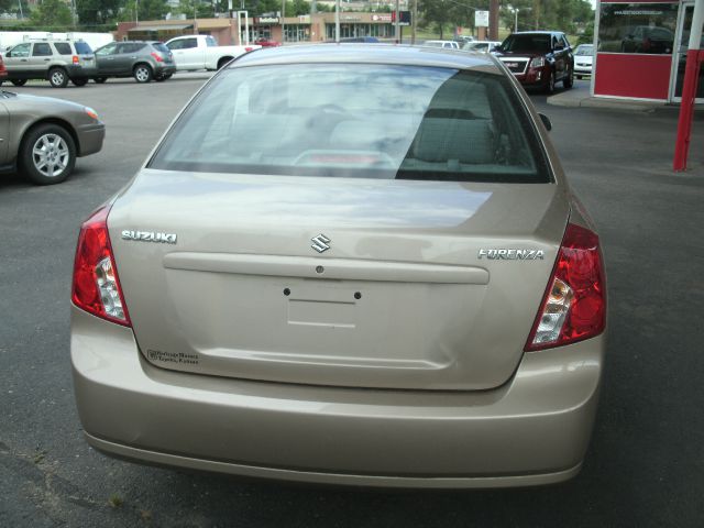 Suzuki Forenza 2006 photo 2