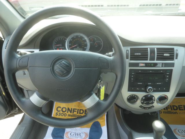 Suzuki Forenza 2006 photo 9