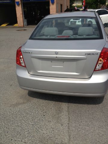 Suzuki Forenza 2006 photo 3