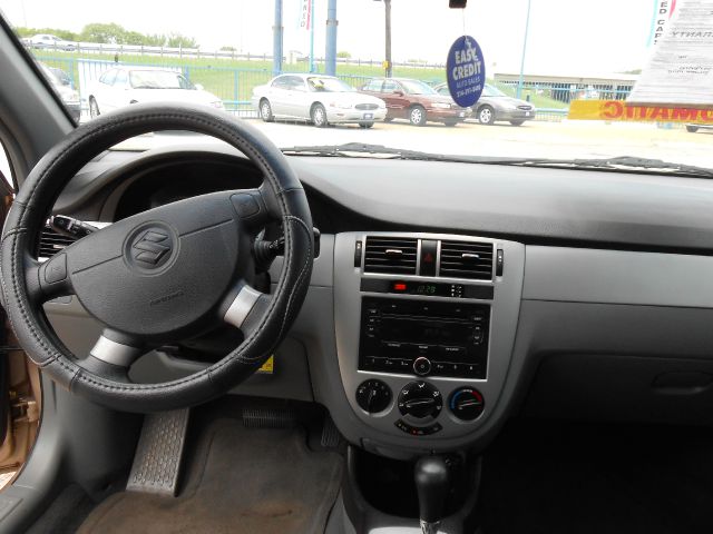 Suzuki Forenza 2006 photo 2