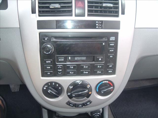 Suzuki Forenza 2006 photo 11