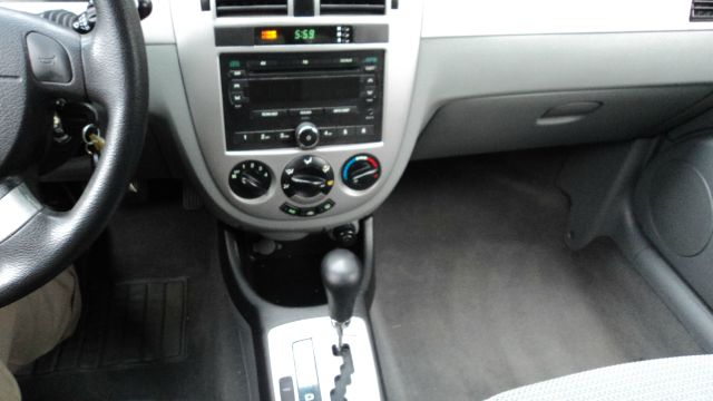 Suzuki Forenza 2007 photo 2