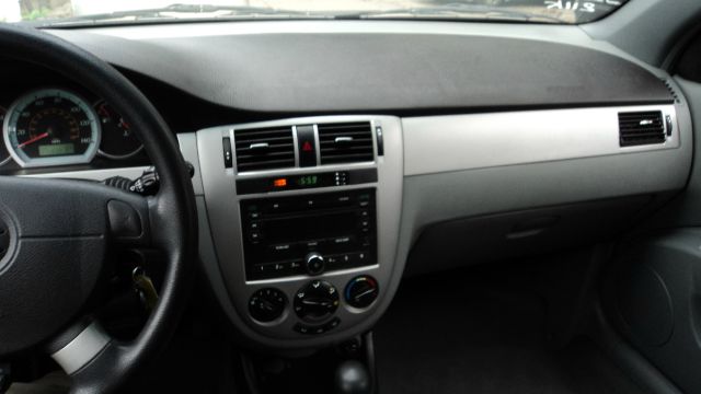 Suzuki Forenza 2007 photo 3