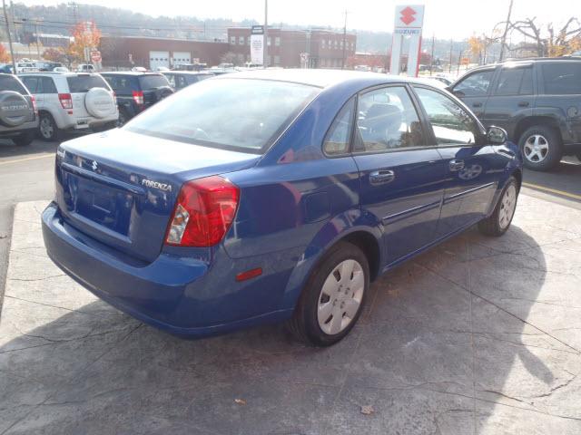 Suzuki Forenza 2007 photo 2