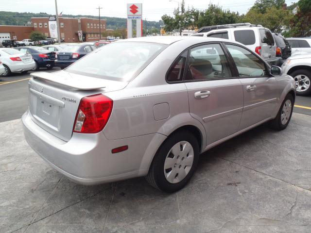 Suzuki Forenza 2007 photo 2