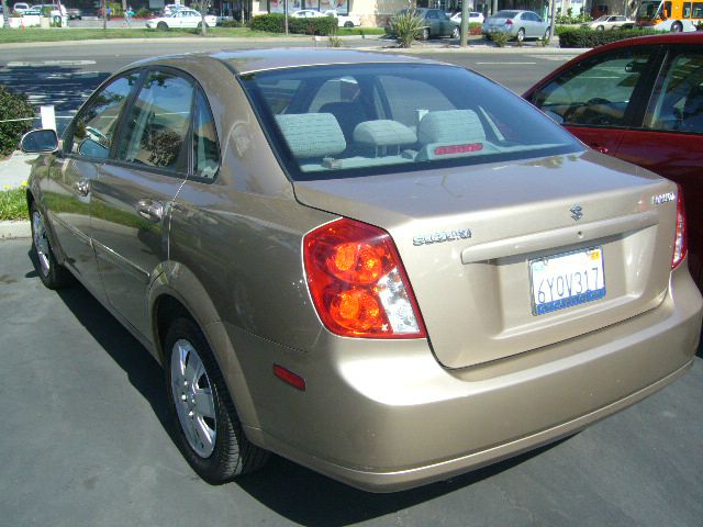 Suzuki Forenza 2008 photo 2