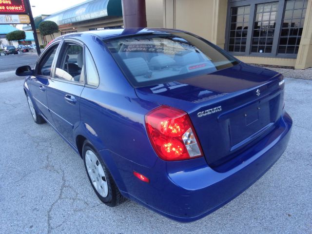 Suzuki Forenza 2008 photo 18