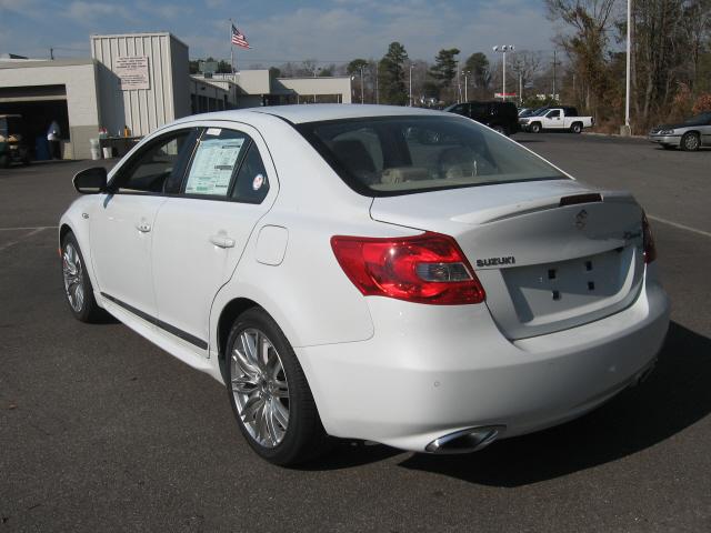 Suzuki Kizashi 2011 photo 1