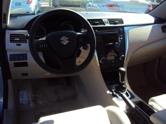 Suzuki Kizashi 2011 photo 5