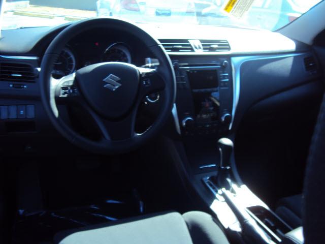 Suzuki Kizashi 2011 photo 5