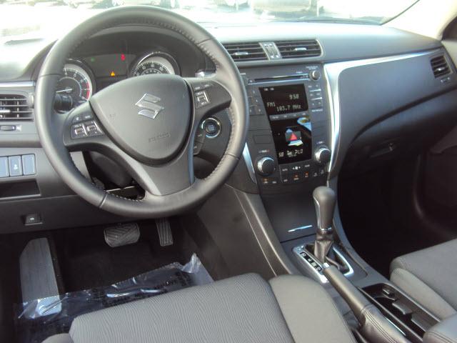 Suzuki Kizashi 2011 photo 5