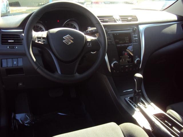 Suzuki Kizashi 2011 photo 5