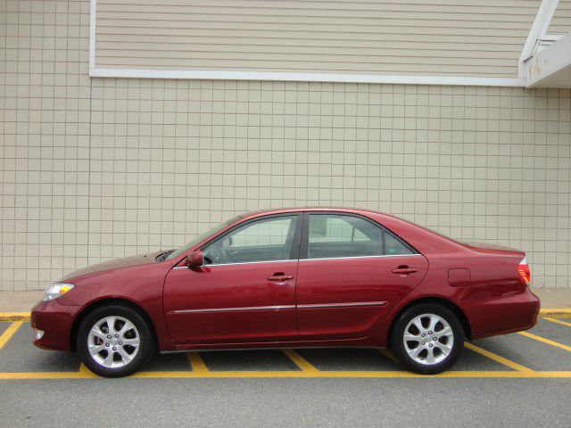 Toyota Camry 4dr Sdn Quattro Sedan