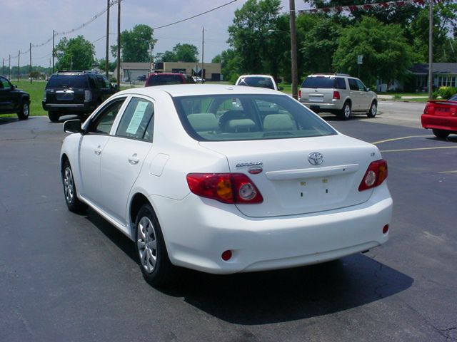 Toyota Corolla Supercab Flareside XL Sedan