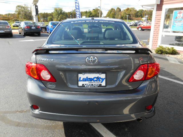 Toyota Corolla Supercab Flareside XL Sedan