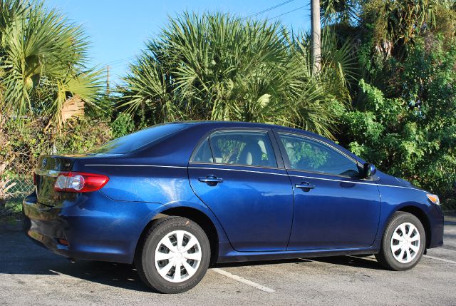 Toyota Corolla Supercab Flareside XL Sedan