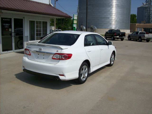 Toyota Corolla Supercab Flareside XL Sedan