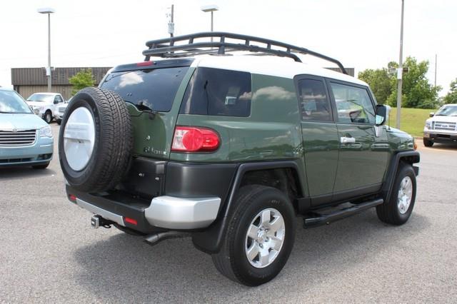 Toyota FJ Cruiser 2010 photo 2