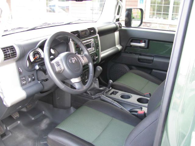 Toyota FJ Cruiser 2011 photo 2