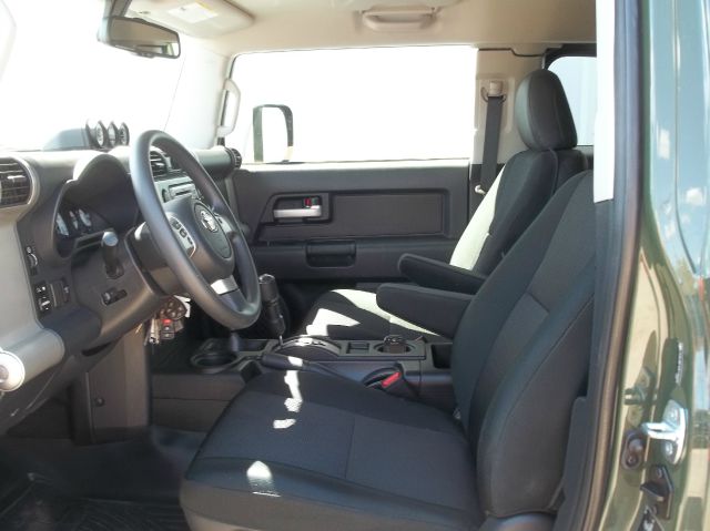 Toyota FJ Cruiser 2012 photo 2