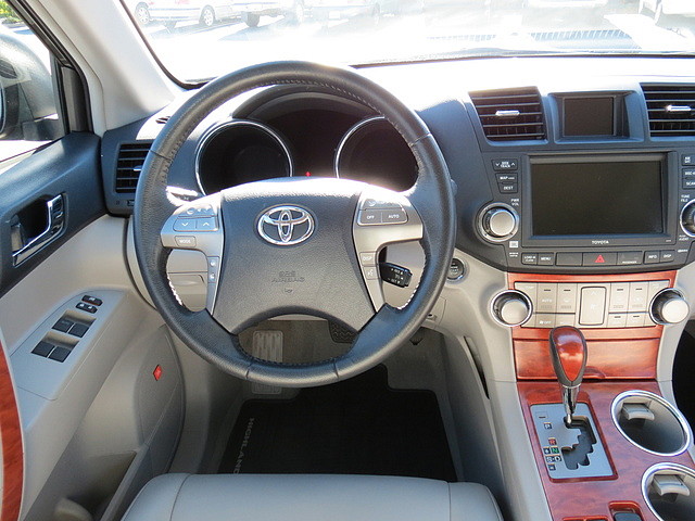 Toyota Highlander 2010 photo 2