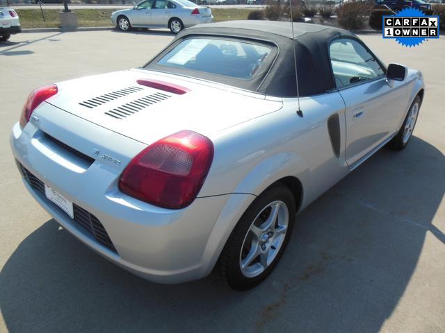 Toyota MR2 Spyder 2001 photo 4