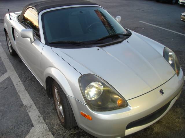 Toyota MR2 Spyder 2001 photo 2