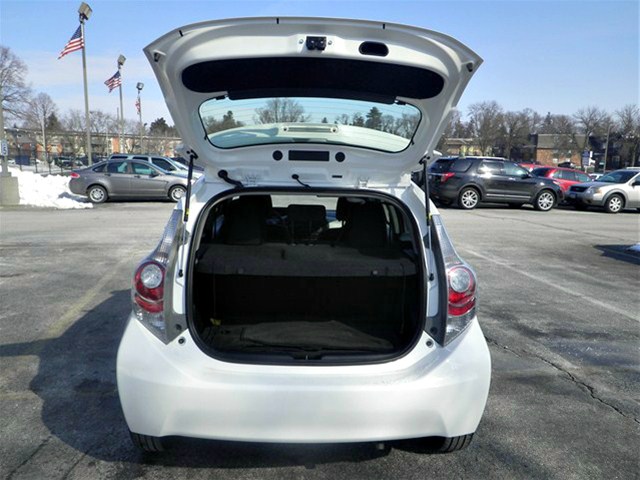 Toyota Prius c 2012 photo 3