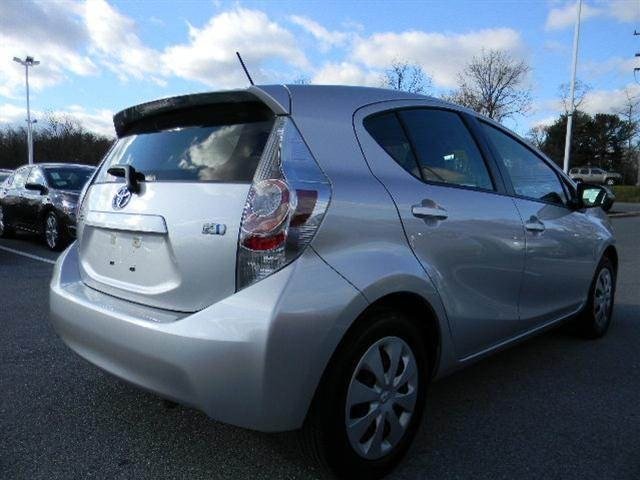 Toyota Prius c 2012 photo 2