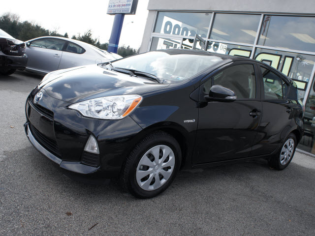 Toyota Prius c 2012 photo 2